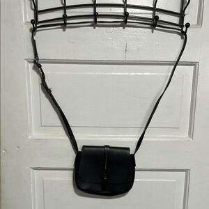 Elegant Black Crossbody Bag with Structured Design